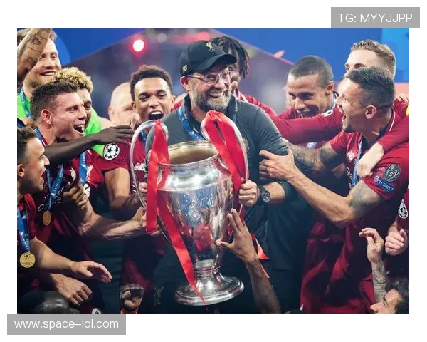 足球少年偶遇球星梦想照进现实与传奇相遇的激动时刻