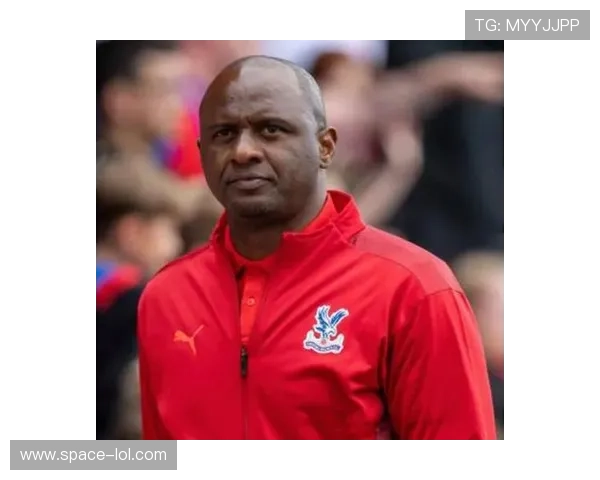 足球巨星穿西装亮相场馆引发热议时尚与运动的完美结合